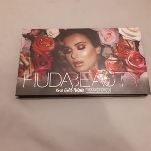 Huda Beauty rose gold remastered palette